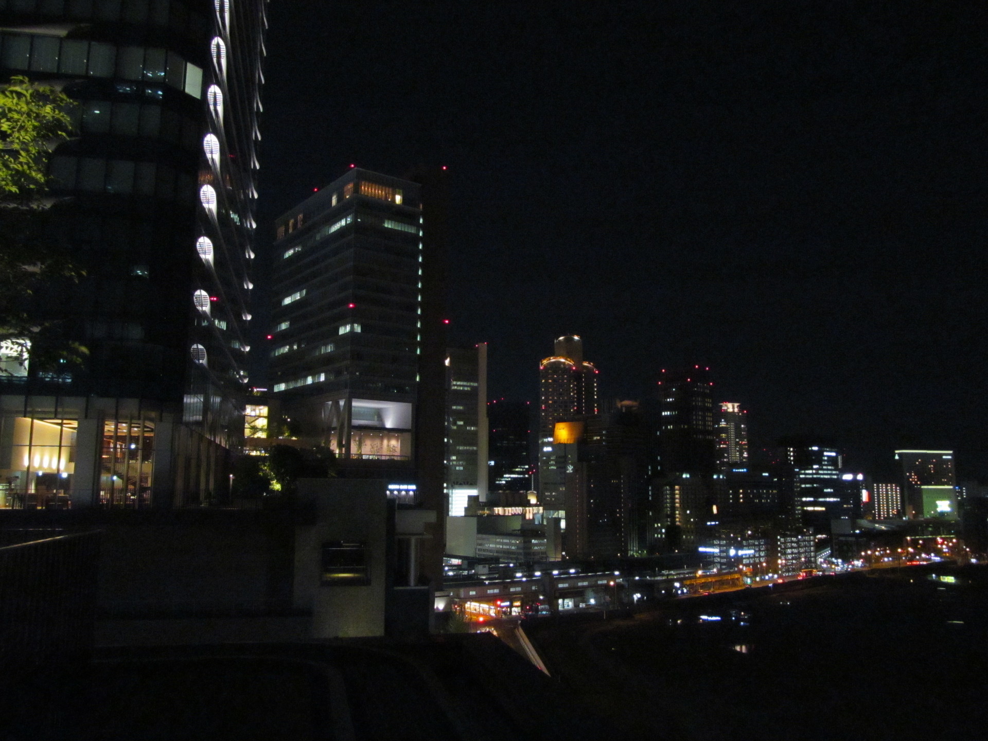 テラスガーデンの夜景 グランフロント大阪北館９階 旅行と鉄道のブログ