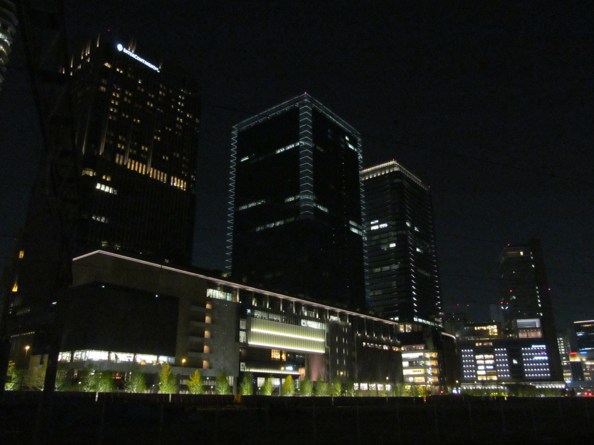 下からグランフロント大阪の夜景を観る 阪急中津駅付近から 旅行と鉄道のブログ