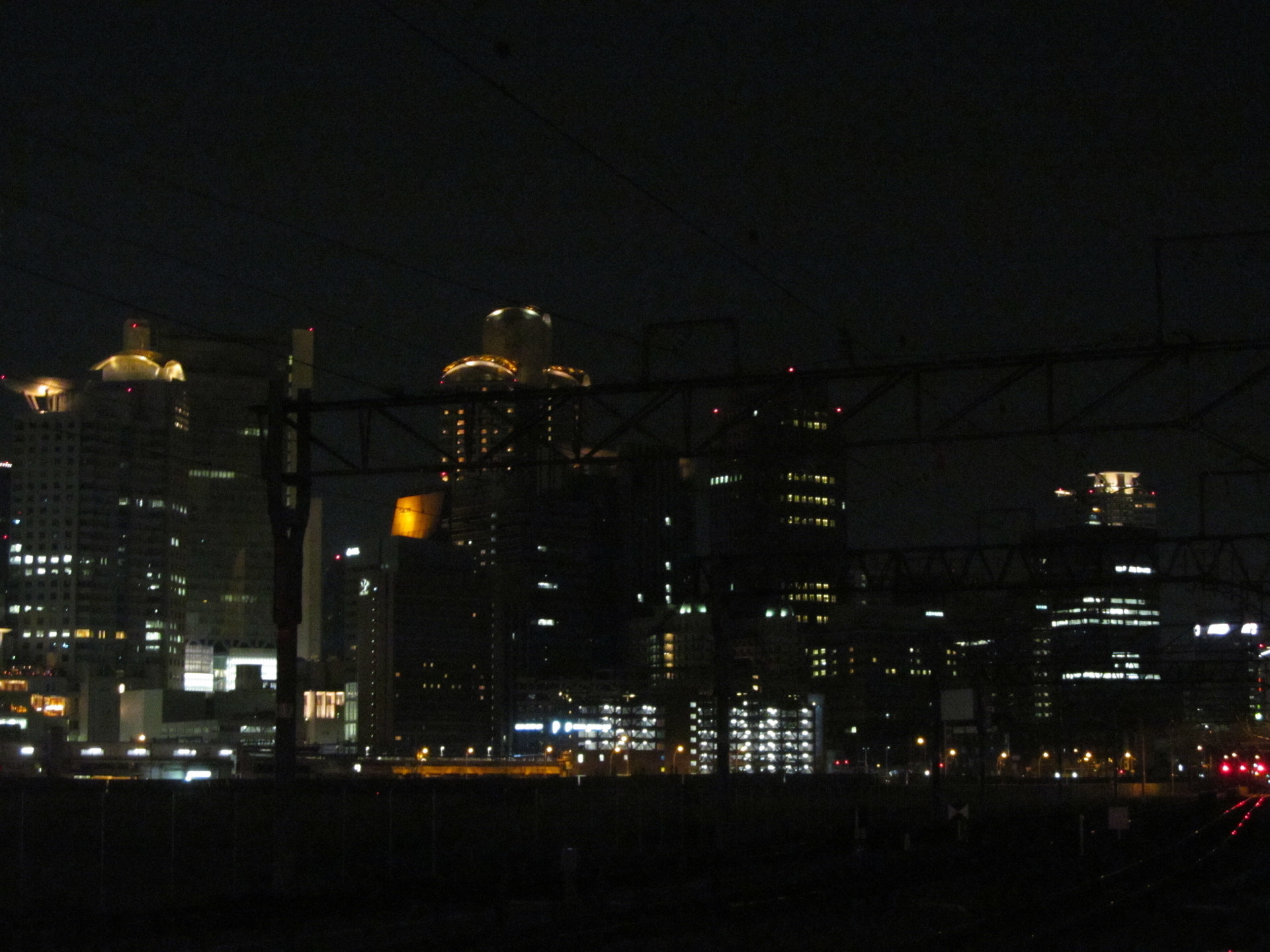 下からグランフロント大阪の夜景を観る 阪急中津駅付近から 旅行と鉄道のブログ