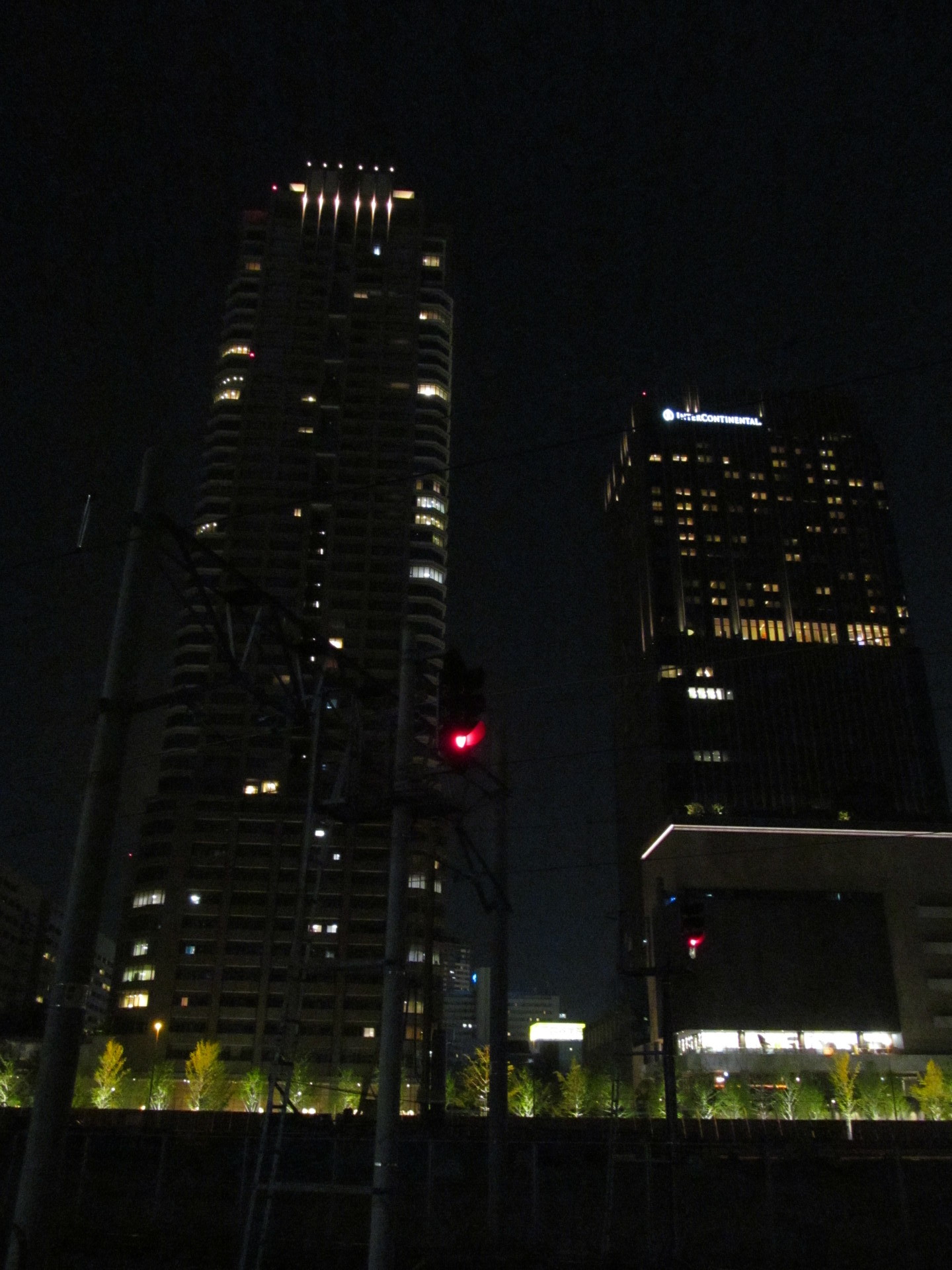 下からグランフロント大阪の夜景を観る 阪急中津駅付近から 旅行と鉄道のブログ